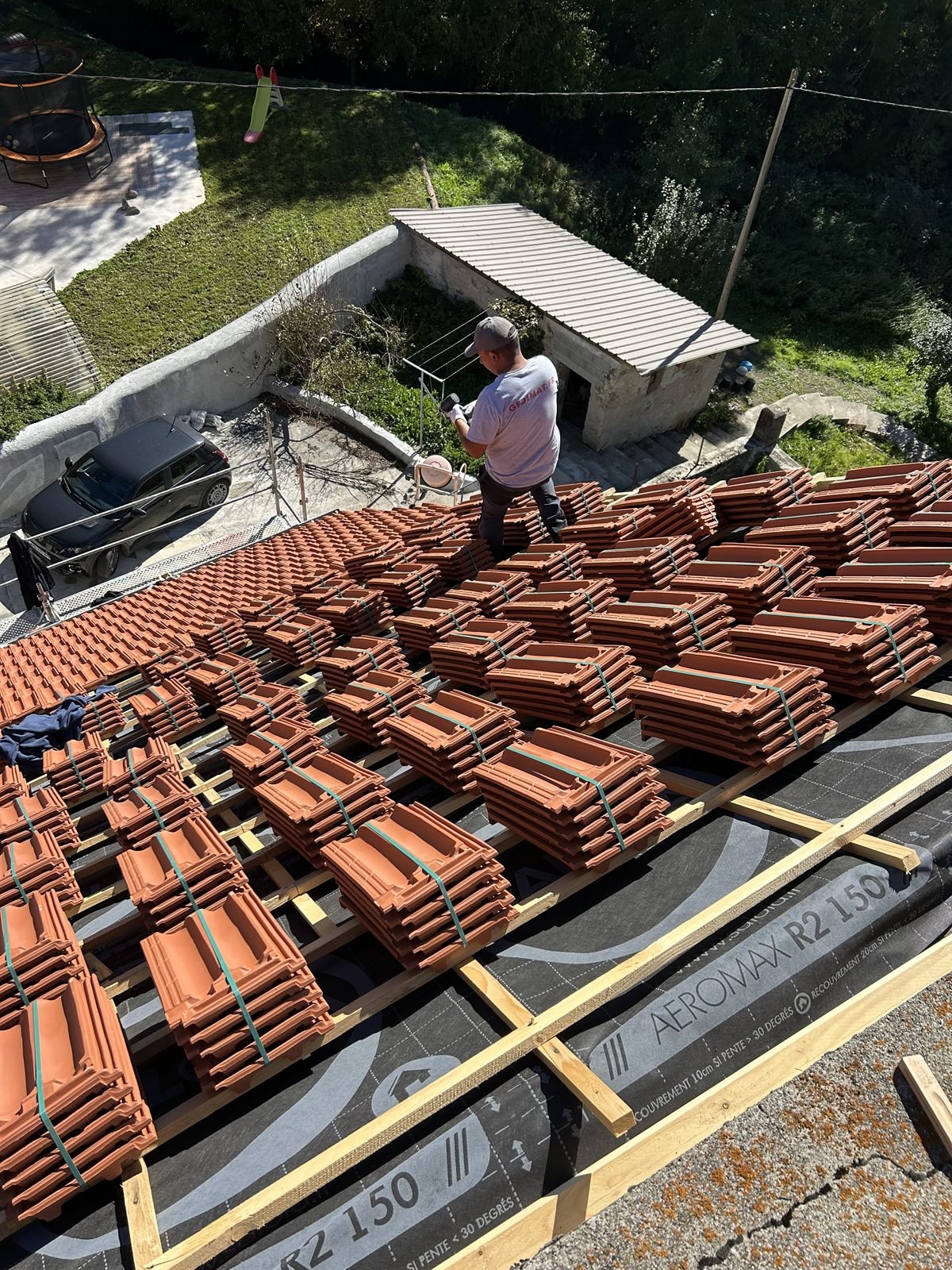 Rénovation de toiture avec pose de tuiles neuves par S.J Couverture à Gap