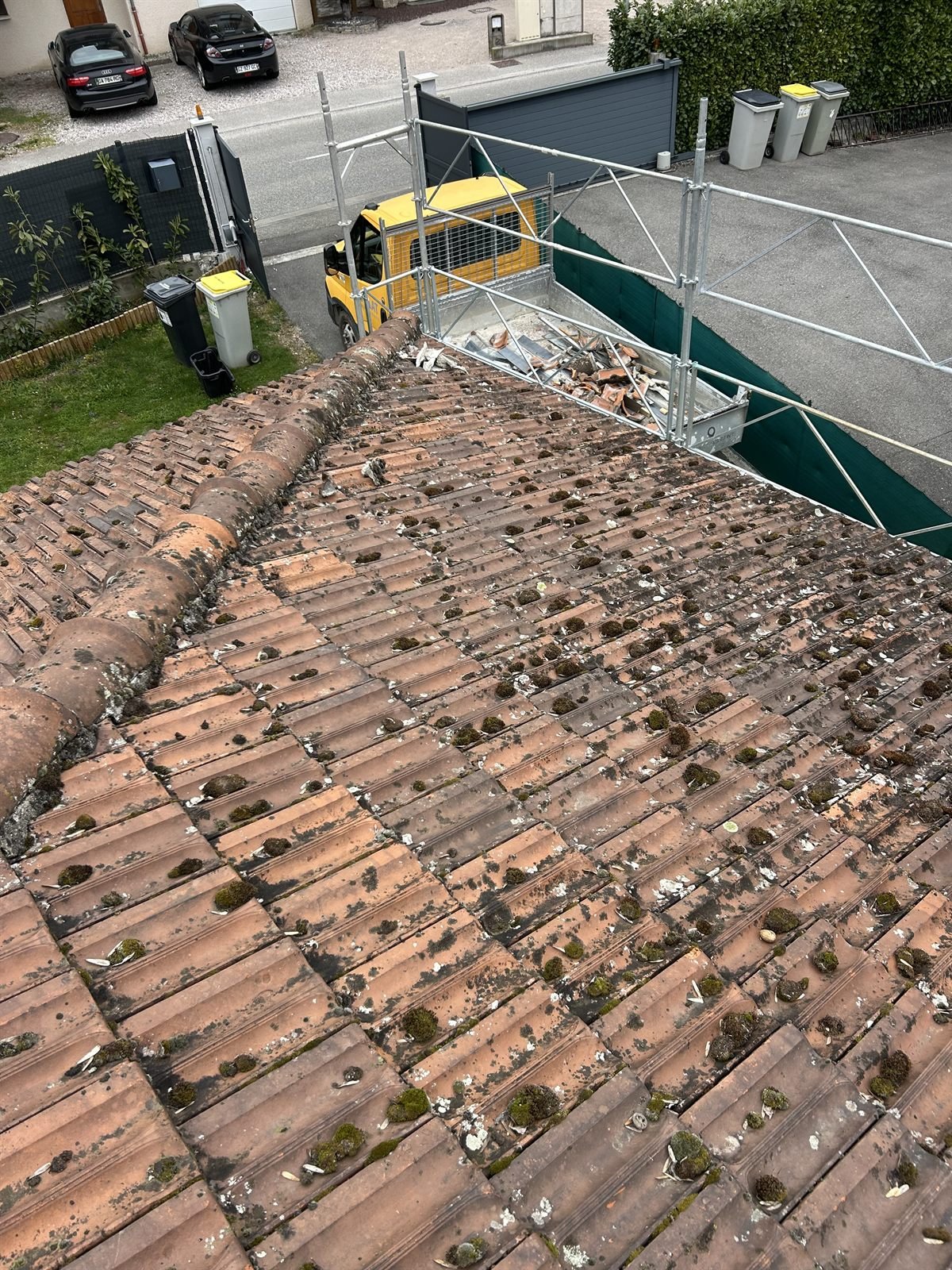 Vieille toiture envahie par la mousse