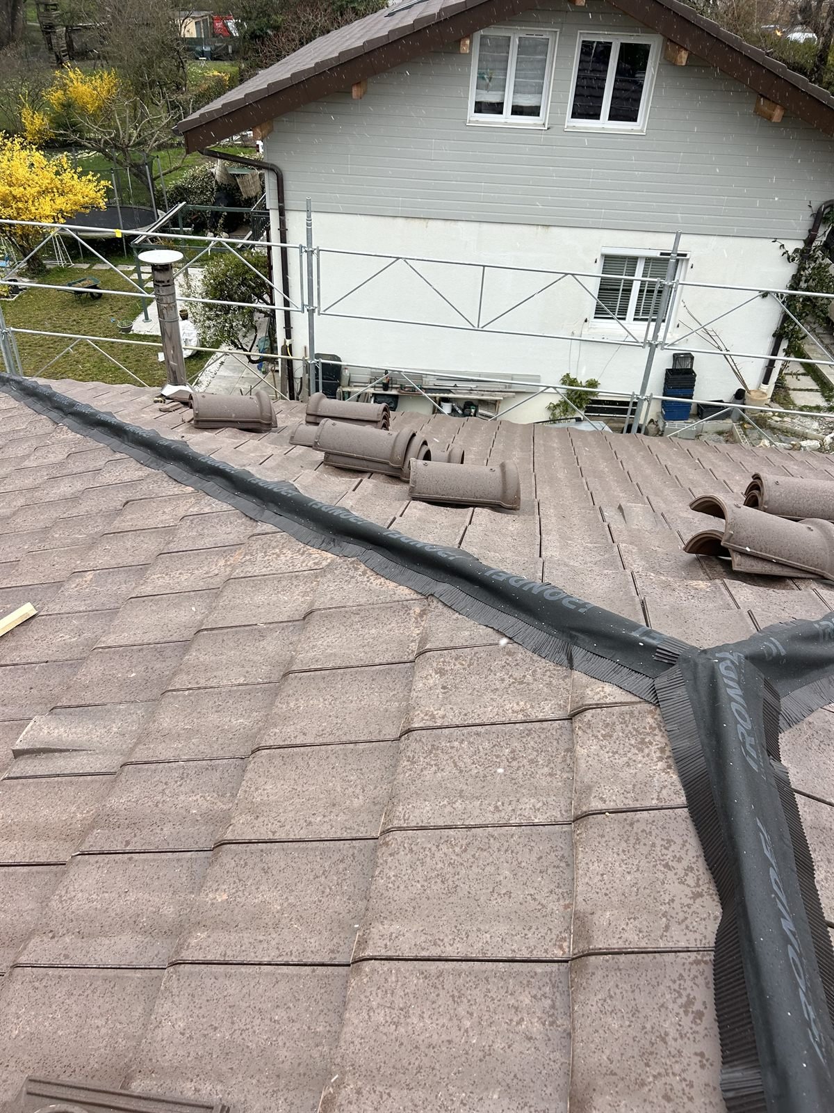 Pose de faîtage ventilé et zinguerie sur une toiture dans le Champsaur